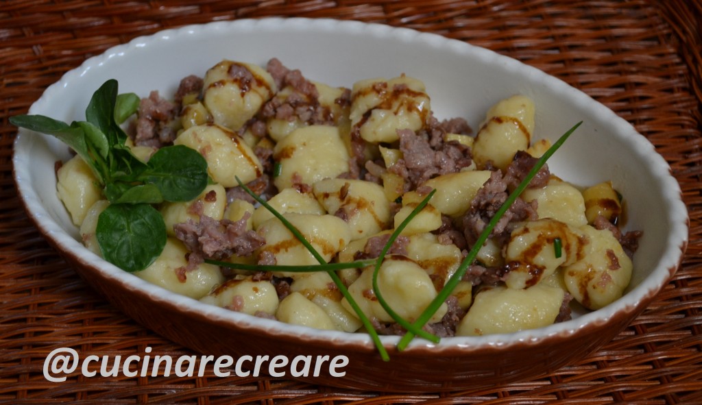 Gnocchi con sugo di salsiccia e mele (1)