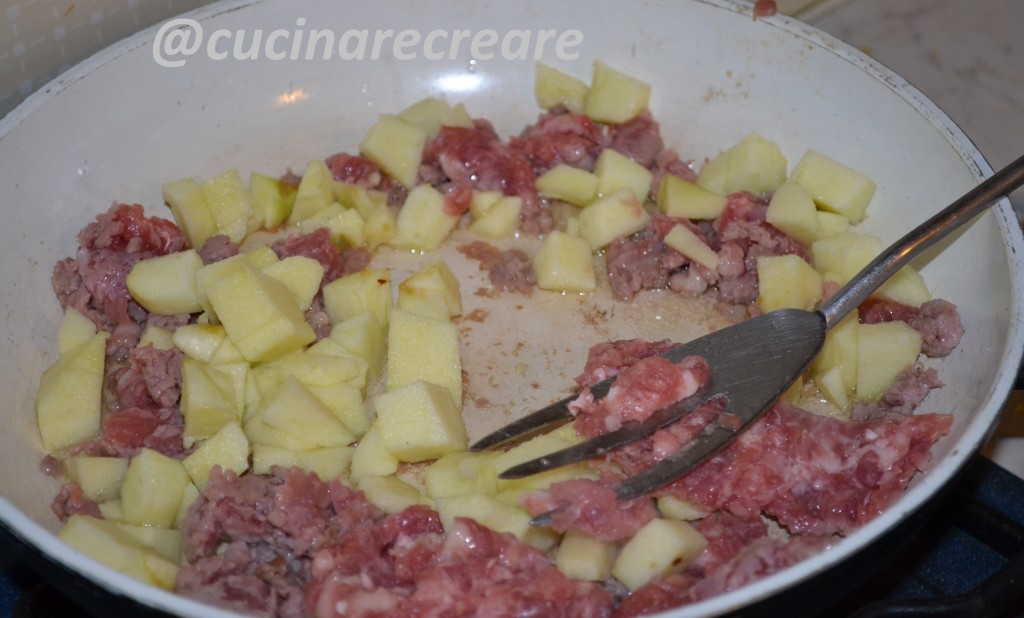 Gnocchi con sugo di salsiccia e mele (2)