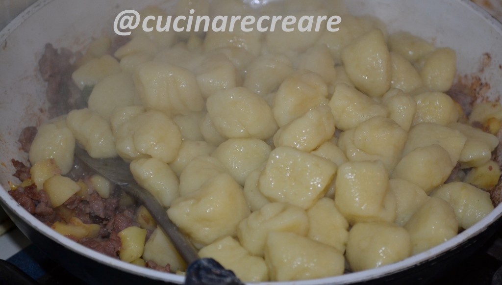 Gnocchi con sugo di salsiccia e mele (4)