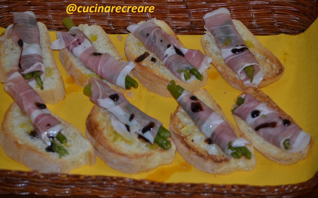 Crostini con crudo e asparagi (1)