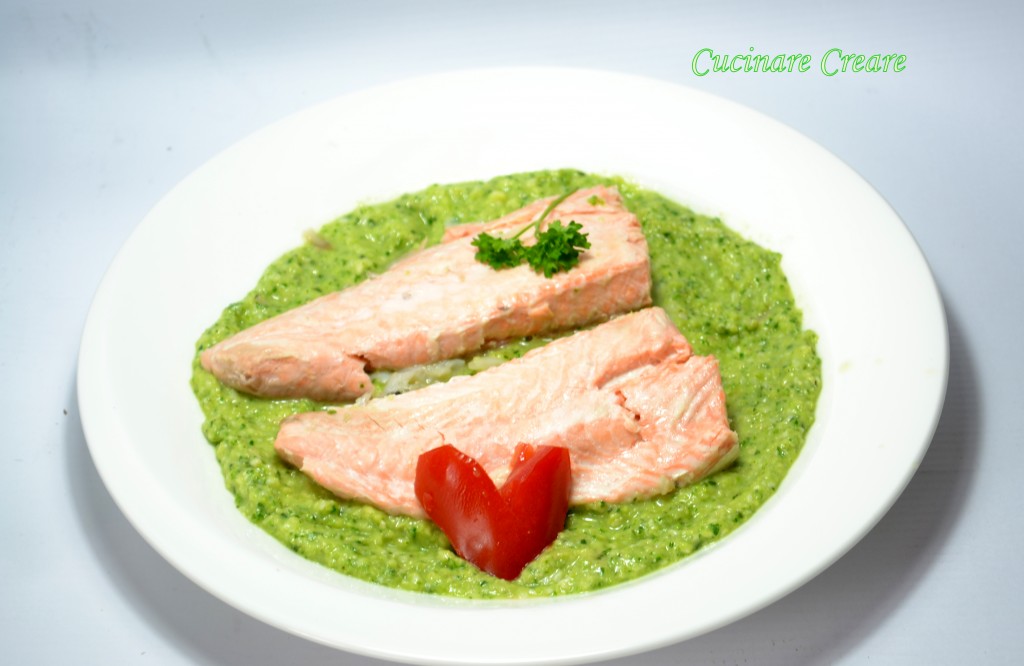 Salmone su letto di pesto di zucchine