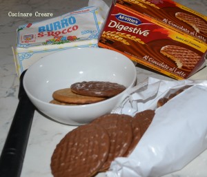 Dolcetti con biscotti e glassa di cioccolato (2)