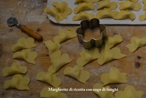 Margherite ricotta e sugo di funghi (2)
