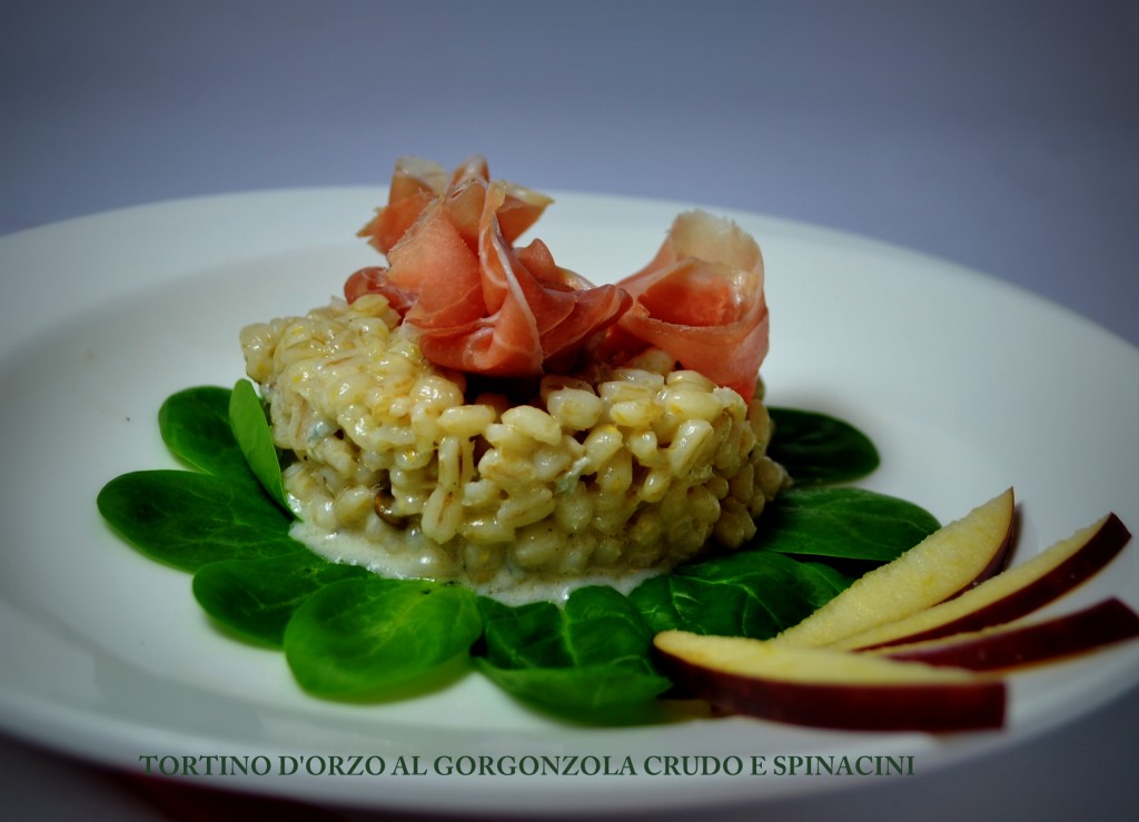 TORTINO D'ORZO AL GORGONZOLA CON CRUDO E SPINACINI (3)