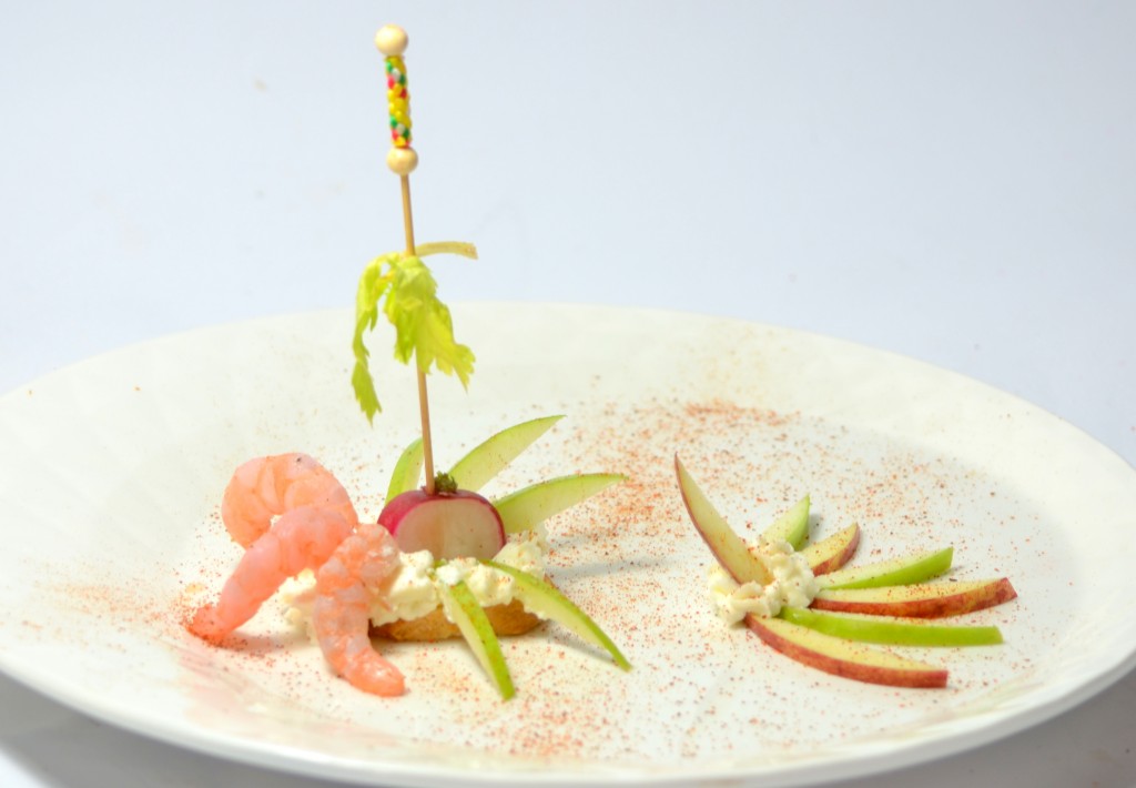 Crostino con mascarpone alla mela, gamberetti e stecchini di Granny Smith - Copia