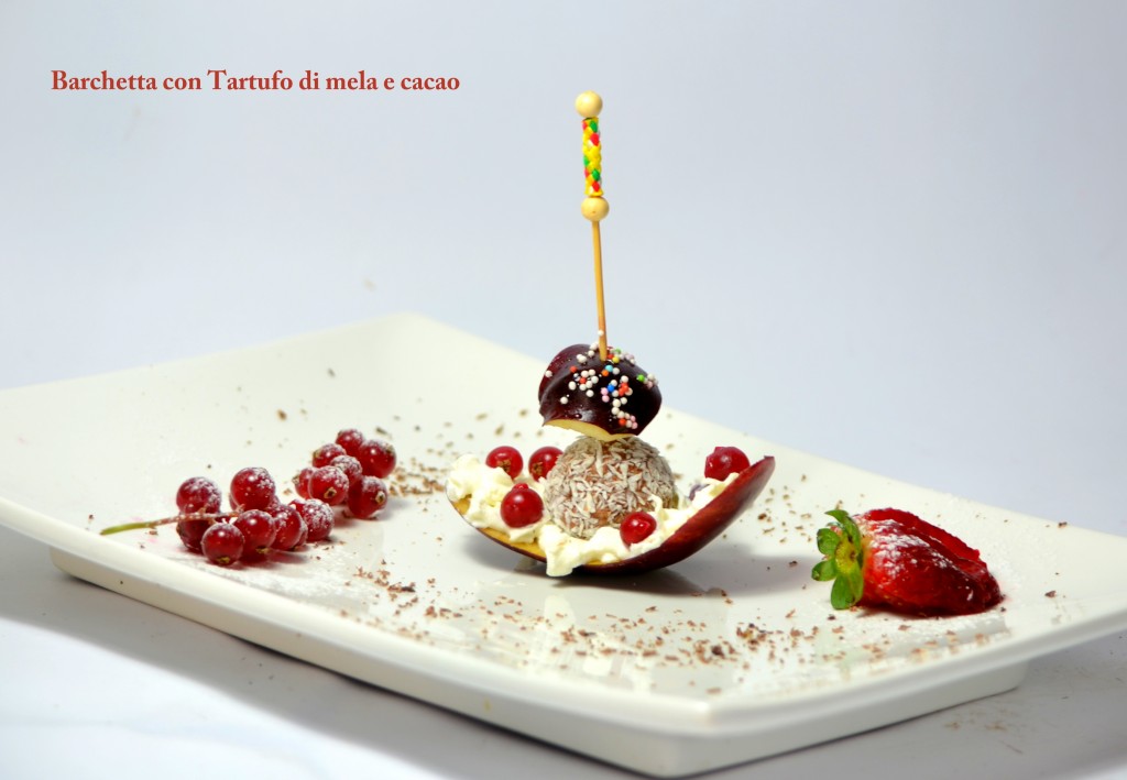 Tartufo di mela e cacao, rivestito di cocco adagiato barchetta di RED DELICIOUS e panna