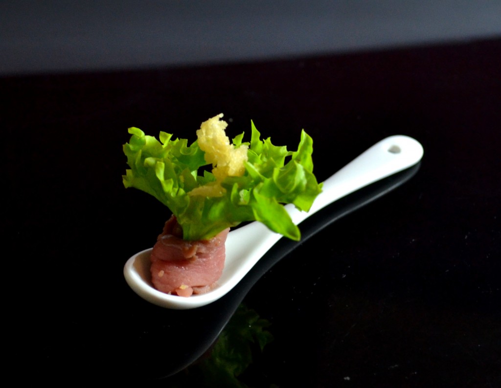 Cilindretto di carne marinata all'aeto balsamico e ciuffo di insalata e cialda di formaggio