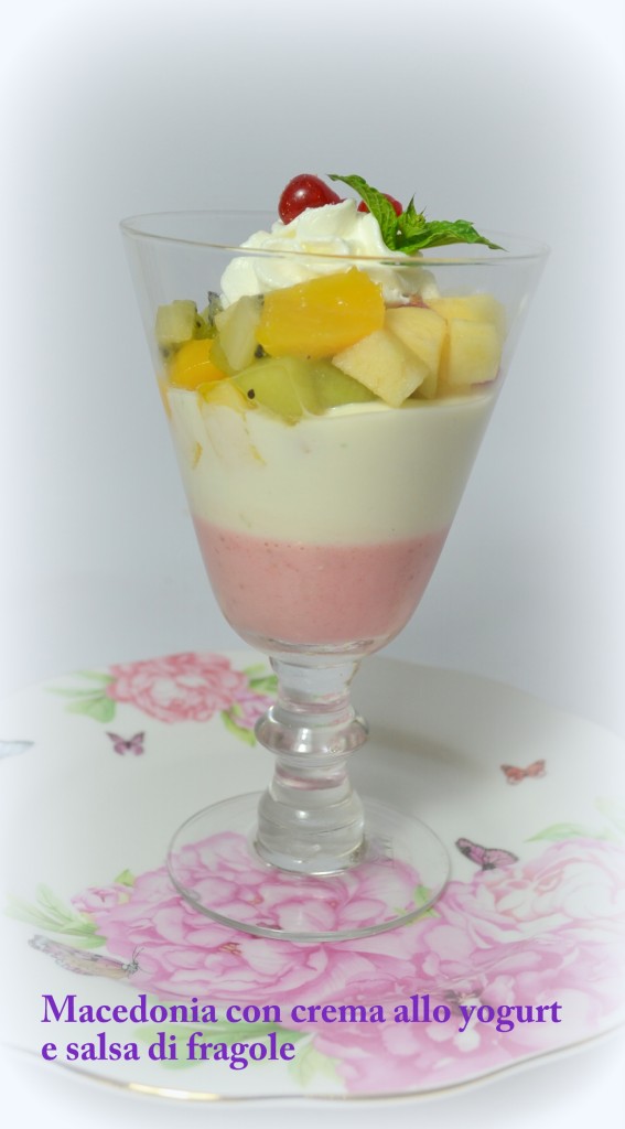 Macedonia con crema allo yogurt e salsa di fragole (1)