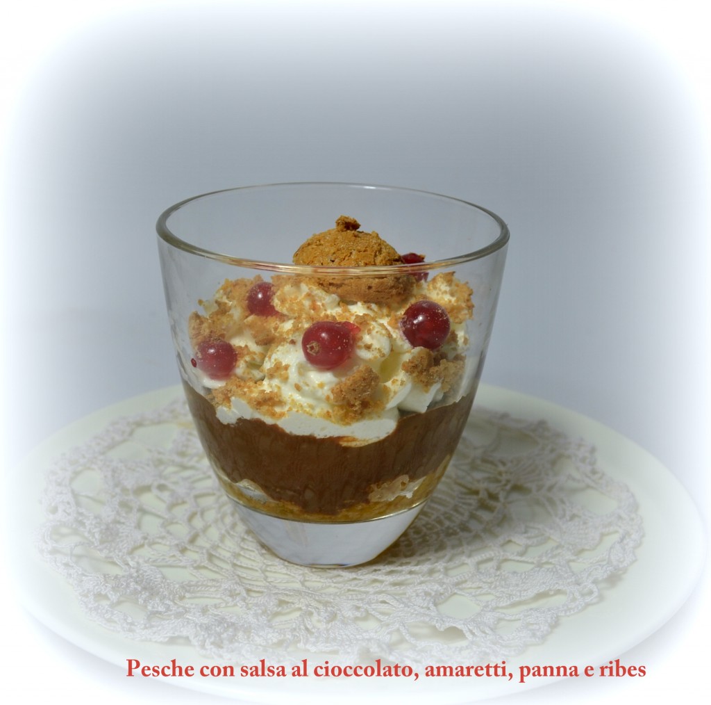 pesche all'amaretto con crema al cioccolato