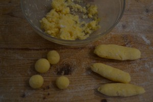 Ravioloni ripieni di polenta e Montasio con sugo Al burro tartufato (3)