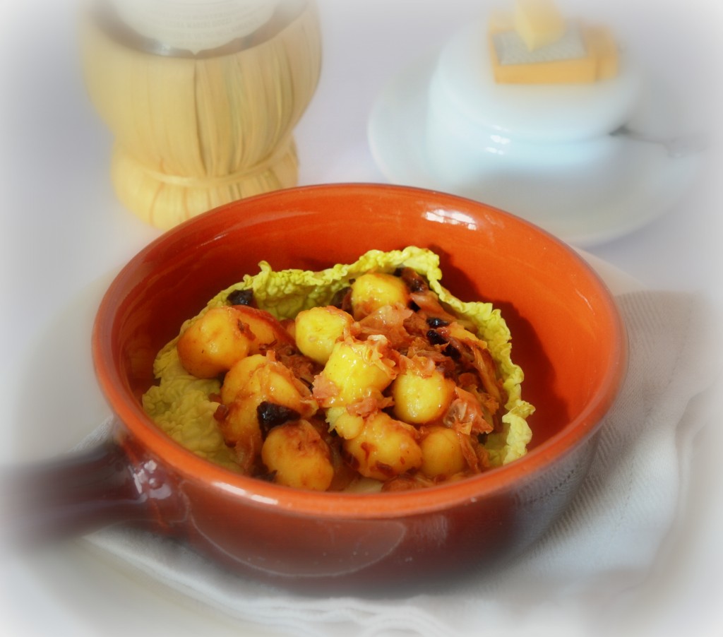 GNOCCHI DI PATATE CON SUGO DI VERZE E PRUGNE AL PROFUMO DI ZENZERO (3) - Copia