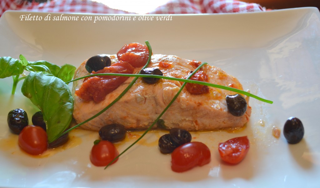 SALMONE CON OLIVE E POMODORINI (1)