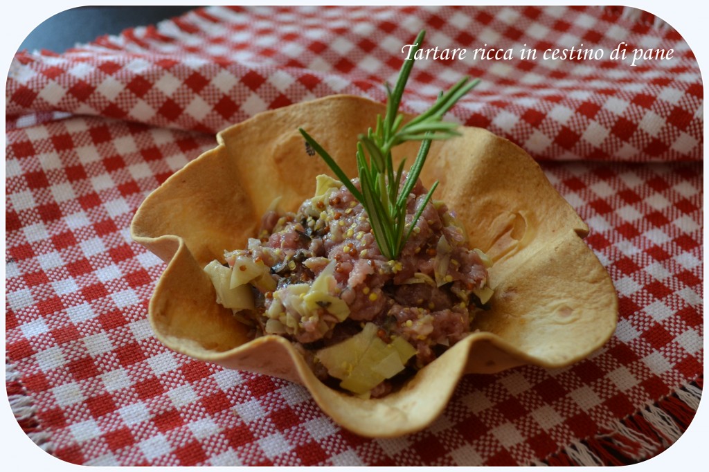 Tartare ricca in cestino di pane (7)