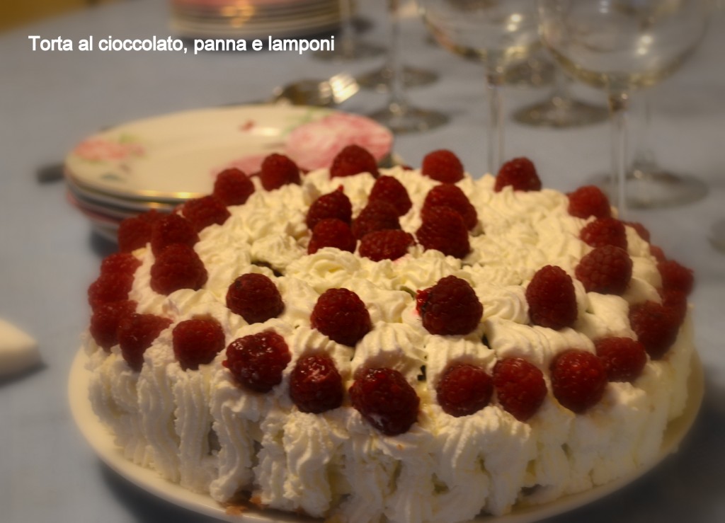 Torta al cioccolato, panna e lamponi (2)