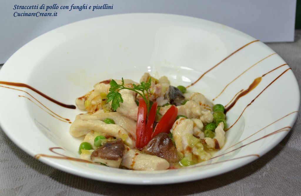 Straccetti di pollo con peperoni e pisellini